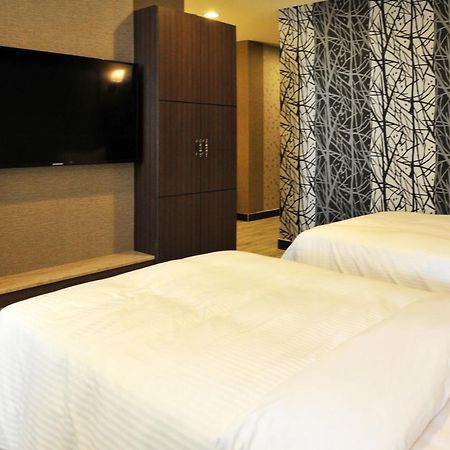 Maple Hotel Tainan Exteriör bild