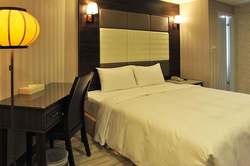 Maple Hotel Tainan Exteriör bild