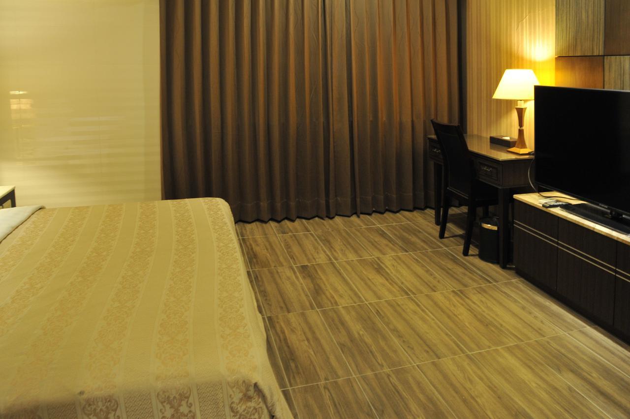 Maple Hotel Tainan Exteriör bild