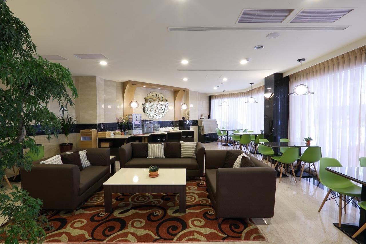 Maple Hotel Tainan Exteriör bild
