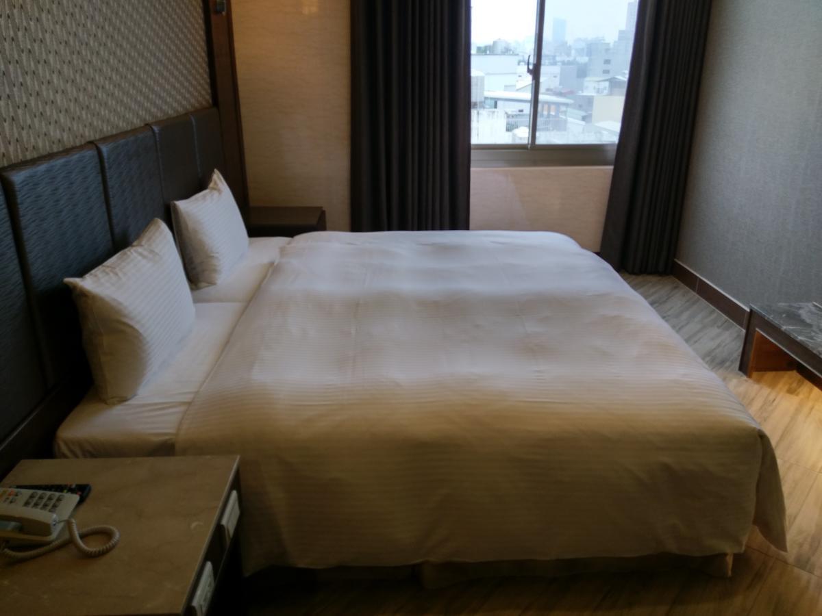 Maple Hotel Tainan Exteriör bild