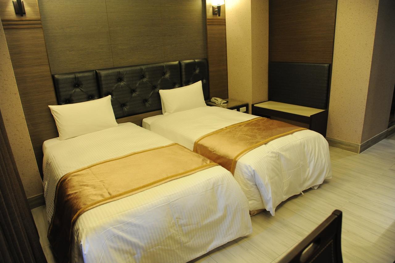 Maple Hotel Tainan Exteriör bild