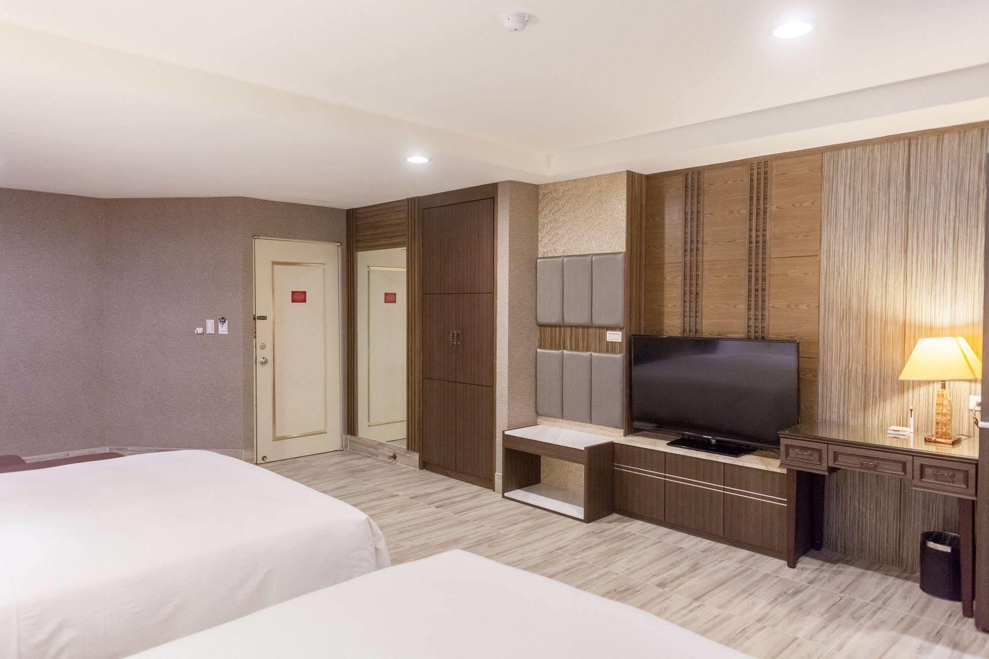 Maple Hotel Tainan Exteriör bild